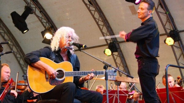 Arlo Guthrie, citing health, says he's retired from touring