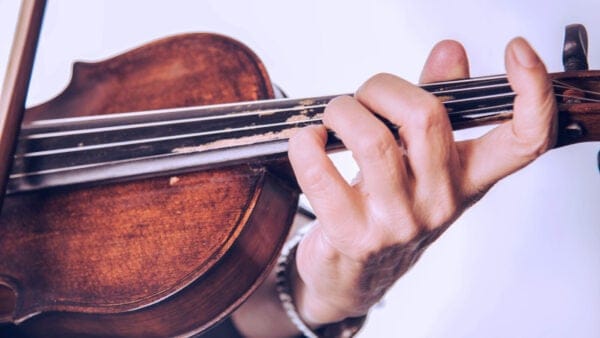 Violinist on Russian trains soothes weary commuters