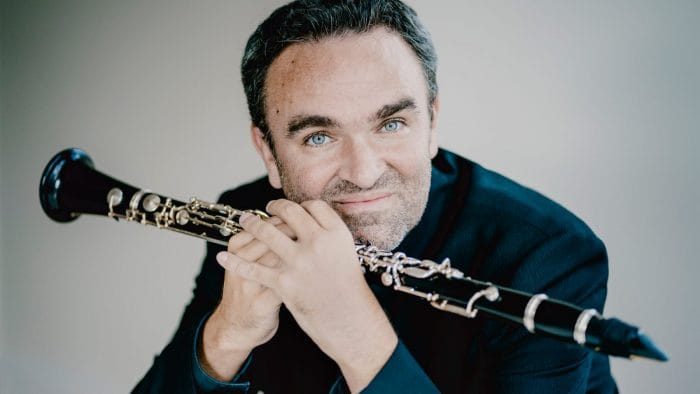 Jörg Widmann holding a clarinet
