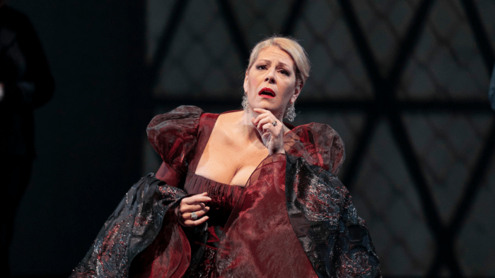 Sondra Radvanovsky as Anna Bolena, deep crimson gown