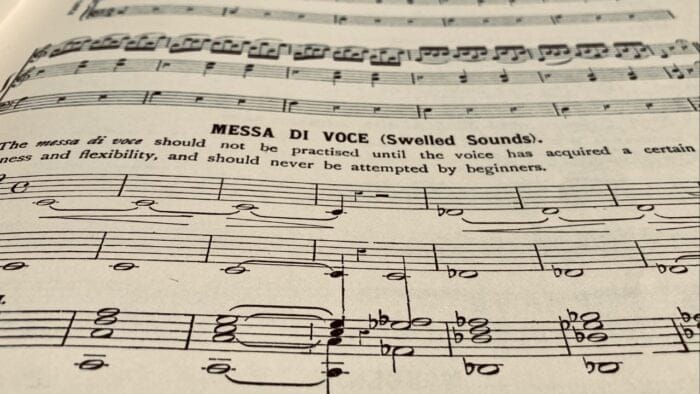 Detail of Mathilde Marchesi's treatise of vocal exercises, zoomed in on "Messa di voce"