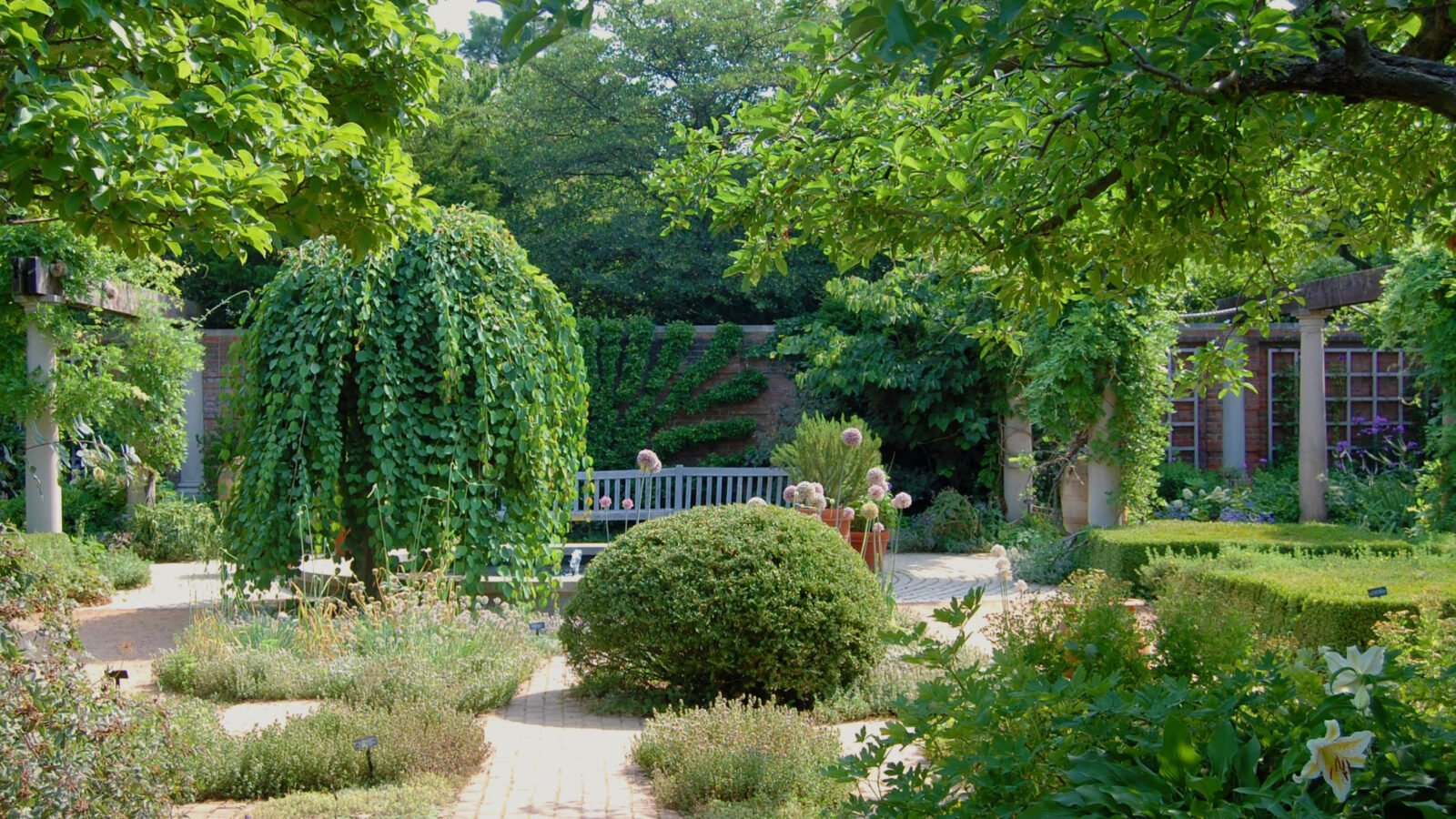 The idyllic English Walled Garden at the Chicago Botanic Garden (Photo: JR P)