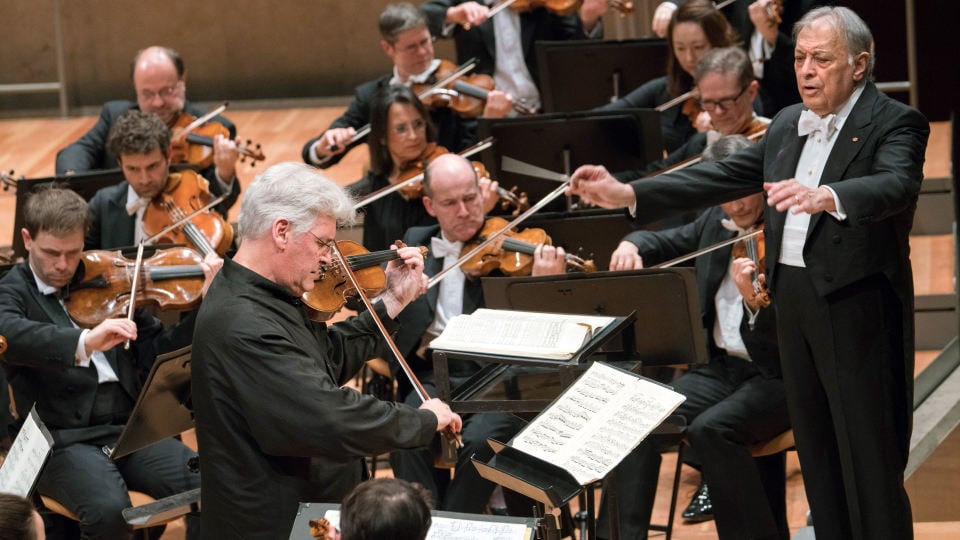 Pinchas Zukerman performing the Elgar Violin Concerto with Zubin Mehta and the Berlin Philharmonic (Photo courtesy of the artist)