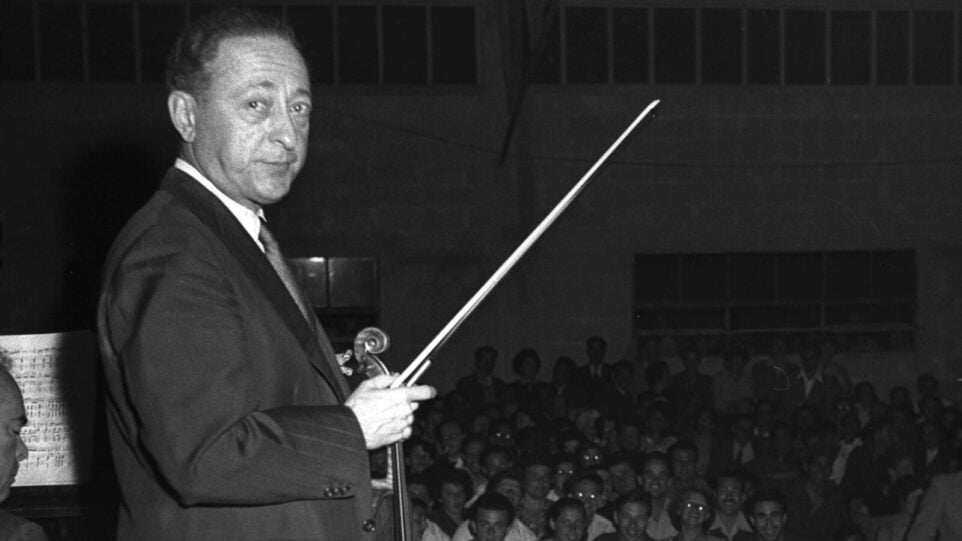 Jascha Heifetz poses onstage