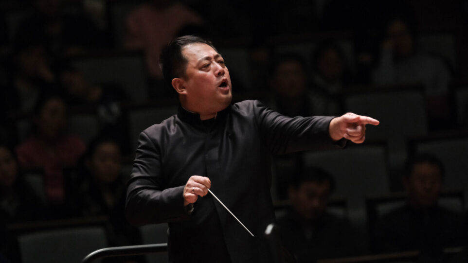 Lü Jia conducts