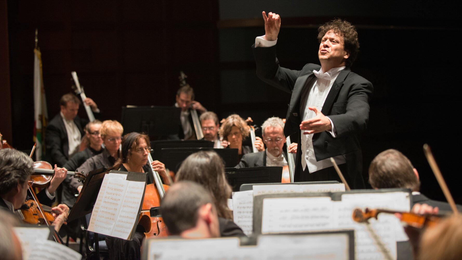 Donato Cabrera conducts the California Symphony