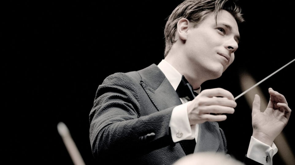 Klaus Mäkelä smiles gently while conducting