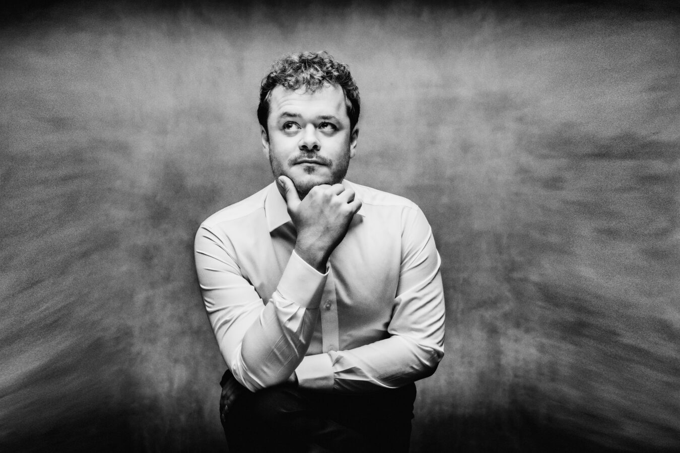 Black and white photo of Pianist Benjamin Grosvenor.