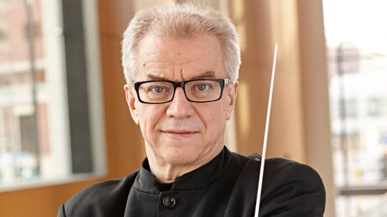 Osmo Vänskä poses with a conductor baton