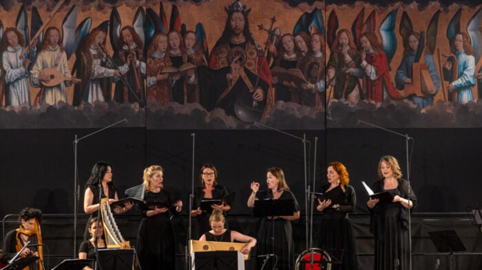 8 women signing and playing 15th-century istruments