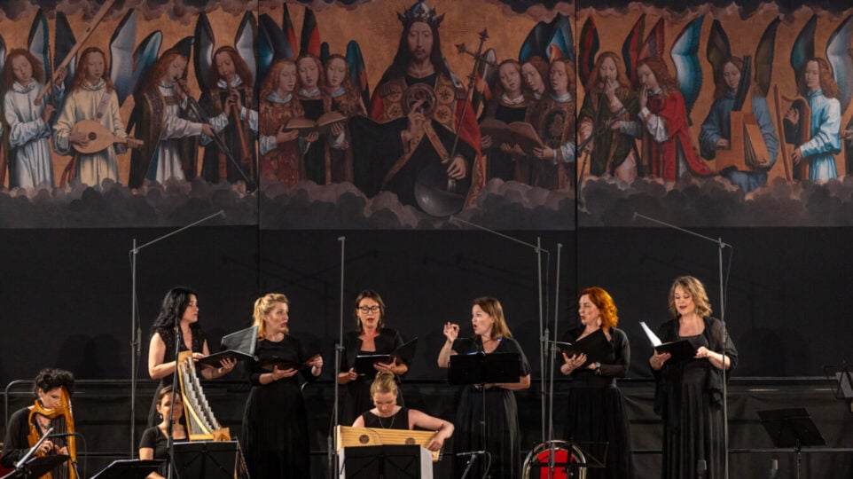 8 women signing and playing 15th-century istruments