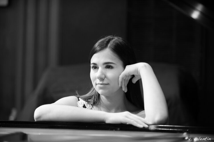Julia Siciliano black and white headshot