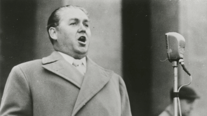 Black and white image of Jussi Björling singing into a microphone at the Götaplatsen concert, Göteborg.