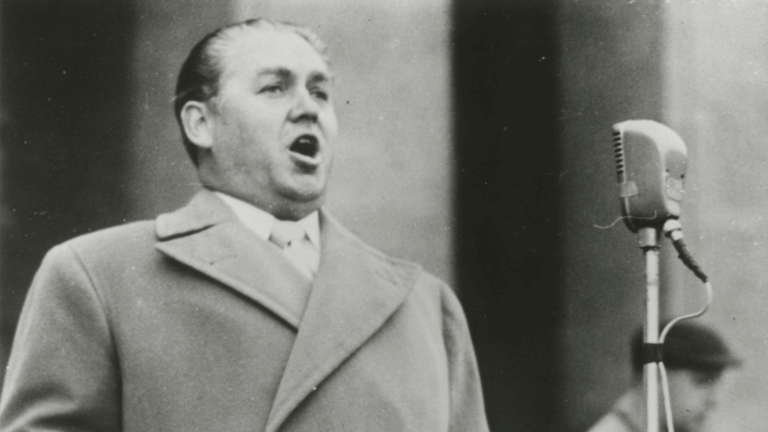 Black and white image of Jussi Björling singing into a microphone at the Götaplatsen concert, Göteborg.