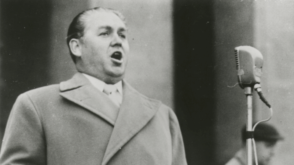Black and white image of Jussi Björling singing into a microphone at the Götaplatsen concert, Göteborg.
