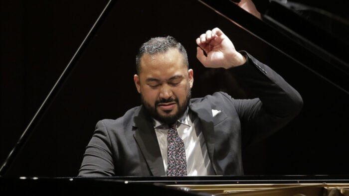 Pianist Jonathan Mamora (Photo: Ralph Lauer)