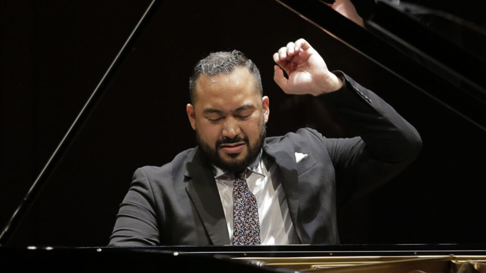Pianist Jonathan Mamora (Photo: Ralph Lauer)